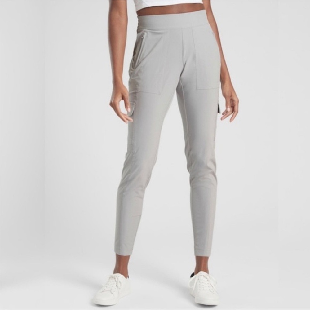 Athleta Women's Chelsea Cargo Lightweight   Pants Size 8 (A5) EUC